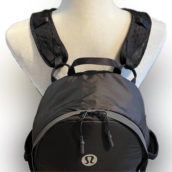 Lululemon small black backpack 🎒 nwot - Picture 7 of 11
